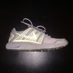 Nike Zoom Structure 16 Women’s Grey Athletic Shoe